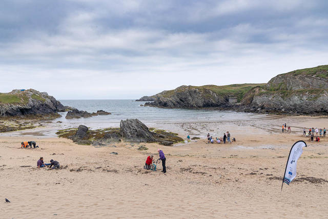 Volunteers and school children taking part in a nurdle hunt