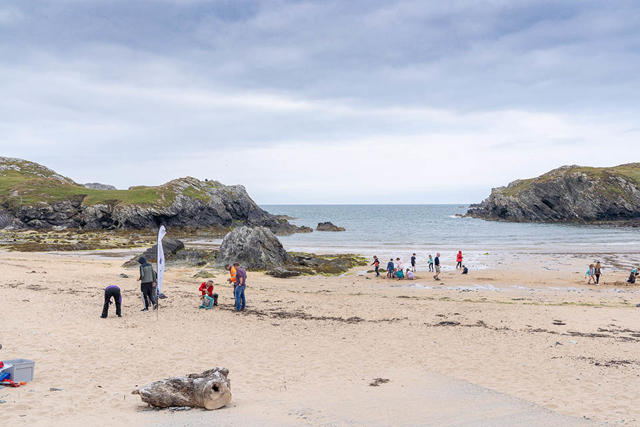 Volunteers and school children taking part in a nurdle hunt